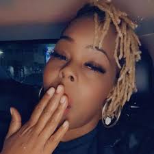 El estilista de Gervonta Davis, Lee The Brand, ha golpeado las afirmaciones  de que pusieron demasiada grasa en el cabello de Tank. Dijeron en su  Instagram: "Le peiné el MIÉRCOLES, ¡es SÁBADO!