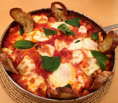 Per realizzare i pomodorini saporiti in padella dedicatevi per prima cosa al trito aromatico: Manuela Ai Fornelli Padellata Di Ceci Uova E Mozzarella