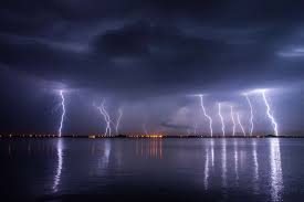 Les orages peuvent se produire en toute saison, tant que les conditions d'instabilité et d'humidité de l'air sont présentes. Les Crises D Asthme Augmentent En Cas D Orage Chez Les Personnes Agees