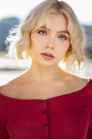 Elle Alexander's Instagram, Twitter & Facebook