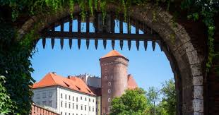 Tourists Visit The Royal Castle On Wawel Hill In The City Of Krakow Royal Castles Krakow Travel Visit Krakow