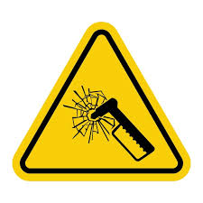 Detalle de señalización de emergencia y evacuación para martillos rompe-vidrios en transporte público