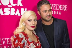 Lady gaga wurde vor kurzem schon knutschend mit einem fremden gesichtet, nun zeigte die sängerin erstmals ihren neuen freund auf instagram. Lady Gaga Taylor Kinney Details Zur Traumhochzeit Gala De