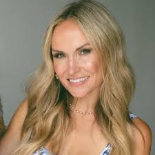 Before I ever moved to Florida I saw this picture of my dream kitchen by  the beautiful influencer @jettsetfarmhouse had posted. I reached out to her  and said we are moving to