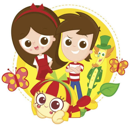 Ilustração colorida em estilo de desenho animado infantil sobre um fundo circular amarelo pontilhado, reunindo personagens do Sítio do Pica-Pau Amarelo: em primeiro plano, a boneca Emília está deitada de bruços sorrindo, usando seu clássico vestido amarelo e vermelho com laço verde na cabeça; logo atrás, aparecem uma menina de cabelos longos castanhos e laço vermelho, um menino com blusa listrada de vermelho e branco cruzando os braços, e a figura magra do Visconde de Sabugosa, feito de espiga de milho, cartola verde e monóculo. Duas borboletas coloridas voam nas laterais da composição.