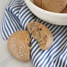 Dinkelbrioche Plus Ein Paar Facts Zu Weizen Und Dinkelmehl In 2020 Lebensmittel Essen Kochen Und Backen Teig