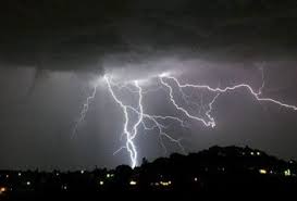 Digital Photo Secrets How To Take Pictures Of A Lightning Storm From Manual Mode Choose An Apertu Lightning Photography Lightning Photos Digital Photo