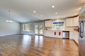 Wenn du dich für parkett entscheidest, raten wir dir eher zu dunkleren, lebendigen holzarten (mit ästen), da sieht man kratzer nicht so gut. Laminat Unter Kuche Verlegen K Eine Gute Idee