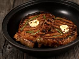 Friptura de porc suculentă poate fi rapid pregătită la tigaie, împreună cu condimente, ori la cuptor, lăsată în abur pentru câteva ore. Steak De Vita Cu Mustar Si Rozmarin