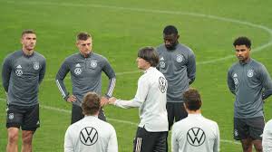 Order your copy of the 2021 dfb guide to walt disney world dining today! Nationalmannschaft Trainingsauftakt So Starten Die Dfb Stars Ins Em Camp