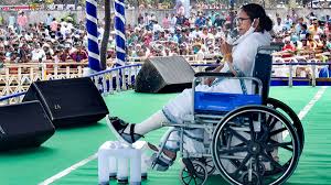 Minutes after ms banerjee tweet the first wave of trinamool congress supported arrived at the crossing of kalighat road and. Do Not Belittle Institution With Repeated Innuendos Election Commission S Stern Message To Mamata Banerjee Elections News India Tv
