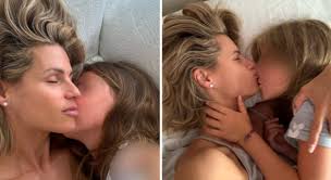 Michelle Hunziker cuore di mamma, coccole ai suoi bimbi (e ai cagnolini):  «Adoro dare baci… una gioia infinita»