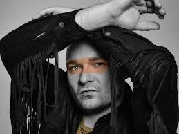 Mariusz Wawrzyńczyk powraca z piosenką "Hipnotyzuj mnie". O czym śpiewa?