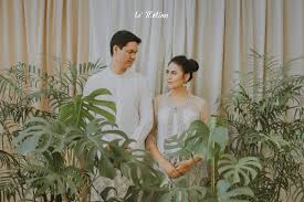 Foto pre wedding dengan latar kepadatan terminal sebuah bandara,? Le Motion Photo A Minimalist Prewedding Of Dania Rajul