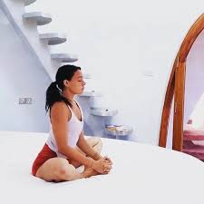 Halona Yoga On Instagram Morning Stretches In Bed To Loosen Up The Body And Kick Start The Day Ahead Gune Guzel Baslamak Ve Vuc Yoga Morning Stretches Body