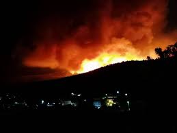 Η φωτιά στα βίλια έχει οδηγήσει στην εκκένωση δύο οικισμών. Igjv9o7nrxllkm