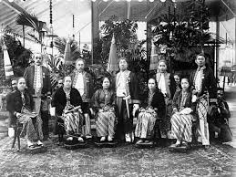 Kaum lelaki memakai celana panjang sampai betis dan ikat menggunakan kain ataupun kulit. 5 Baju Adat Jawa Barat Adat Sunda Wisata Kuliner Tradisional Bandung