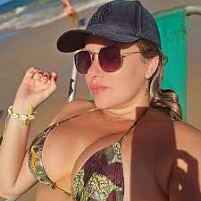 Uma Índia de Porto Seguro vive agora na Praia do Francês em Alagoas e ela  tem esses passarinhos lindos de estimação! Leva eles para a praia e deixa  tirar fotos com eles