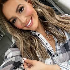 Sarah Knuth's Instagram, Twitter & Facebook