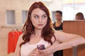 Karakter gadis ceria yang sederhana bisa dibawakan ozge dengan sangat baik lewat perannya sebagai oyku. Spoiler Kenapa Judulnya Cinta Di Musim Cherry Tabloidbintang Com