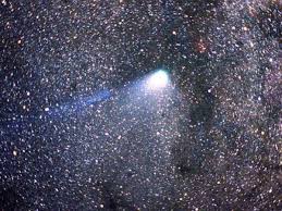 Também as estrelas cadentes das aquáridas, emergentes da constelação do aquário, têm sarapintado o céu desde o dia 12 de julho, numa chuva que se também a chuva de meteoros nocturna das aquáridas é possível de observar desde 12 de julho, tendo atingido o pico a 29 de julho. Prepare O Despertador Madrugada Tera Chuva De Estrelas Cadentes
