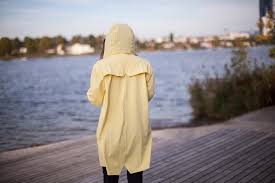 Raincoat outfit green raincoat hooded raincoat wellies rain boots hunter wellies hunter boots snow boots shiny boots rain gear. Mama Es Regnet Doch Nur Regenmantel Co Nachhaltige Must Haves Fur Alle Die Raus Wollen Die Kleine Botin