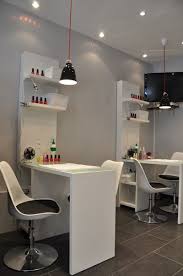 Nail Factory Bar A Ongles Interieur Paris Rue De Grenelle Blog Hotel Du Cadran1 Jpg 400u00d7602 Pixe Nail Salon Design Salon Interior Design Beauty Salon Decor