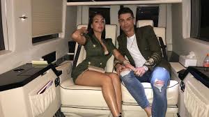 Nachdem cristiano ronaldo gerade erst seine zwillinge in empfang genommen hat, soll seine freundin georgina im vierten monat schwanger sein! Verheiratet Georgina Nennt Cristiano Ronaldo Ihren Ehemann Promiflash De