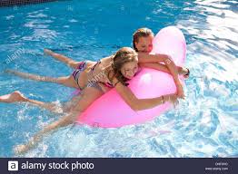 Zwei Madchen Im Teenageralter Festhalten Luftmatratze Im Pool Stockfoto Bild 62410024 Alamy Pool Luftmatratze Teenager
