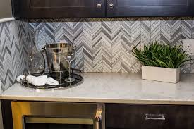 They don't have to be as fussy as their more country style cousins. 6 Ideas For Using Kitchen Backsplash Contrast