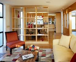 Secara umum, rumah biasanya terdiri dari beberapa ruangan mulai dari ruang tamu, kamar tidur, dapur, kamar mandi, halaman depan, halaman belakang dan lain sebagainya. Tak Harus Tembok 7 Ide Sekat Kreatif Ini Bikin Rumah Minimalis Jadi Kece Abis