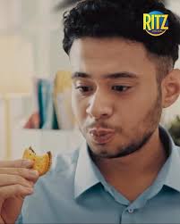 Pernah ngerasain momen tegang ngobrol bareng bos? Lain kali cobain deh  sambil nikmatin Ritz bareng-bareng., Rasa gurih dari Crackersnya yg buttery  dan manis dari coklatnya yang creamy, bisa bikin ...