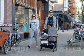 Red pearl/24k gold plated glaskleur: Nicolette Van Dam Met Partner Bas Smit En Hun Kinderen Lola Lily En Kiki Kate Dsc0463 Jpg Dutch Press Photo Agency