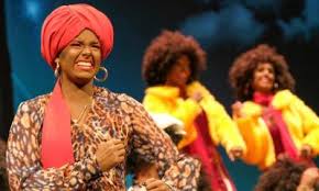 Pilar Tejada alza la voz desde el Falla: coplas contra el ruido y veinte años de camino compartido