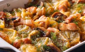 Patate e funghi al forno sono il contorno perfetto per chi ama i funghi, un contorno semplice e saporito per accompagnare tanto la carne che il pesce. Teglia Di Calamari Patate E Funghi Al Forno