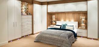 Pont De Lit Armoires Et Tiroirs En Bois Facade Blanche Dans La Petite Chambre A Couc Petite Chambre A Coucher Chambre A Coucher Contemporaine Meuble Chambre