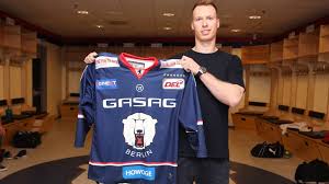 Die eisbären berlin sind ein berliner eishockeyklub, der seit 1994, und damit als gründungsmitglied, in der deutschen eishockey liga spielt. Neuer Eisbar Zeigt Neues Trikot B Z Berlin
