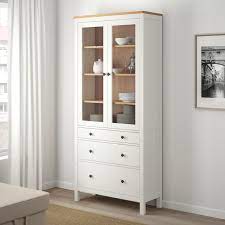 Rustikale holzschränke & vitrinen die hemnes serie wirkt durch ihre möbel aus massivholz und ihren. Hemnes Vitrine Mit 3 Schubladen Weiss Gebeizt Hellbraun 90x197 Cm Ikea Deutschland