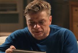 Hoje em Totalmente Demais: Arthur vê fotos de Eliza e Rafael