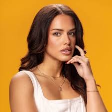 Elena Barlow (@elenamaxwell)