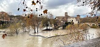 Voor zes regio's zoals het noordelijke veneto zijn weerwaarschuwingen afgegeven, zo melden italiaanse media. Dode Overstromingen En Aardverschuivingen Door Noodweer Italie