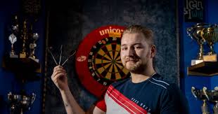Onze landgenoot begon een beetje aarzelend tegen de nederlander jermaine wattimena, maar was daarna helemaal ontketend. Dimitri Van Den Bergh Gaat Vol Voor Wereldtitel Een Cafesport Darts Is Een Levensstijl Meer Sport Hln Be