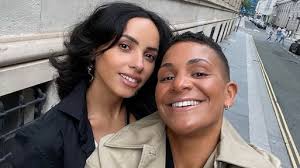 Kylie Jenner en lief doen een boekje open