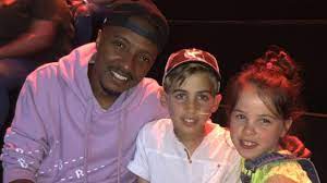 Ce classique se porte avec tout de la jupe courte à la robe trapèze, il est cependant jolie de laisser apparentes leurs jolies brides de cheville.cette version en cuir marine se porte aussi bien l'été. En Attendant Soprano Benjamin Enfant Atteint D Un Cancer Nagera Avec Des Dauphins