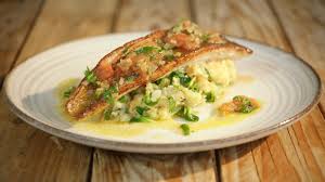 pieterman met geplette aardappel veldsla en tomatenvinaigrette dagelijkse kost recept geplette aardappelen troosteten heerlijk eten