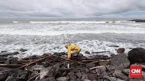 Warga memeriksa puing bangunan akibat terjangan tsunami di banten dan lampung. Bmkg Paparkan Kronologi Tsunami Selat Sunda
