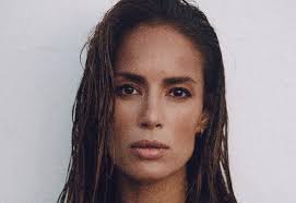 Chelina Manuhutu Music & Downloads