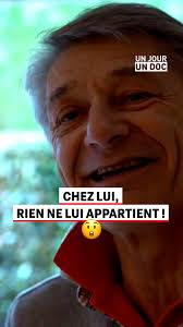 Alors que sa femme perpétue la tradition avec un lancer de bouquet de  fleurs, Éric l'imite en lançant... du saucisson ! « Mariages plus vieux,  mariages heureux ! » 📺 #UnJourUnDoc, du