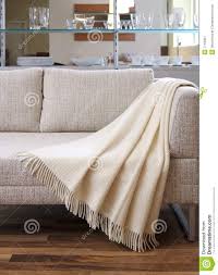 Weiche warme mikro plusch fleece decke throw rug sofa bettzeug. Decke Drapierte Uber Einem Sofa Stockbild Bild Von Mode Regale 7744961