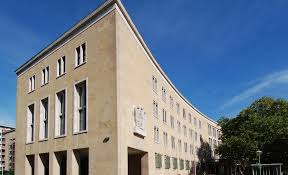 Beim einzug war ich von der angeboteten wohnung sehr begeistert, desshalb war ich mir auch nicht zu schade eine provision von 800 euro und einen abstand von 900 euro zu zahlen, was für mich als junger typ schon eine ganzschön hohe investition war. Referenz Projekte Gewerbebauten Putzmann Binder Architekten Berlin